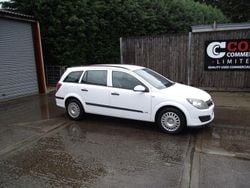 White Used 2006 Vauxhall Astra Estate | £995 (Expensive)