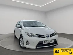 White Used 2014 Toyota Auris Hybrid Hatchback | £9,750 (Fair price)