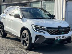 White Used 2023 Renault Austral Iconic Esprit Alpine SUV | £23,444 (Fair price)