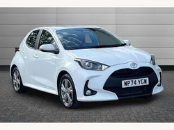Pure white Used 2025 Toyota Yaris Hybrid Hatchback | £19,399 (Fair price)