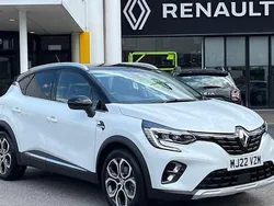 Metallic arctic white Used 2021 Renault Captur SE SUV | £17,265 (Fair price)