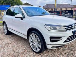 White Used 2016 VW Touareg R-line SUV | £15,490 (Fair price)