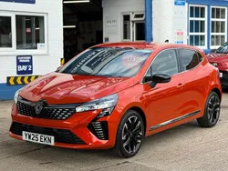 Valencia orange metallic New 2025 Renault Clio V Techno Hatchback | £18,995 (Fair price)