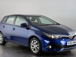 Blue Used 2016 Toyota Auris Business Edition Hatchback | £6,450 (Fair price)