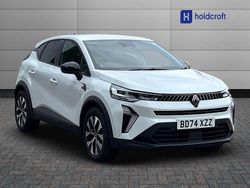 Metallic arctic white Used 2024 Renault Captur SUV | £19,850 (Fair price)