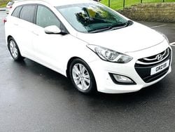 White Used 2013 Hyundai i30 Style Estate | £3,495 (Fair price)
