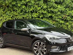 Metallic diamond black Used 2021 Renault Clio V SE Hatchback | £15,980 (Fair price)
