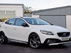 White Used 2014 Volvo V40 SE Hatchback | £8,395 (Fair price)