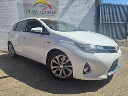 White Used 2014 Toyota Auris Hybrid Hatchback | £8,822 (Fair price)