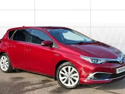 Usado Toyota Auris Hybrid 136 HP (100 kW) 2018 Vermelho Citadino