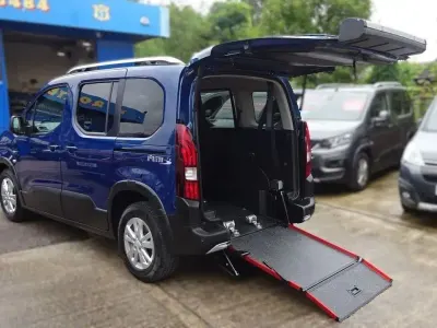 Używany Peugeot Rifter Access 101 KM (74 kW) 2021 Niebieski Minivan