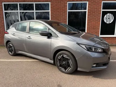 Begagnad Nissan Leaf Acenta 110 kW (150 HK) 2022 Grå Halvkombi