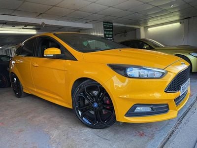 Used Ford Focus ST 250 HP (183 kW) 2015 Yellow Hatchback
