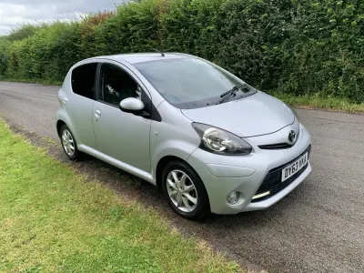 Usado Toyota Aygo 68 HP (50 kW) 2013 Prateado Citadino