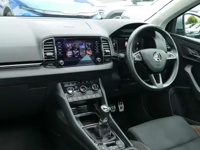 Usado Skoda Karoq Scout 4x4 147 CV (108 kW) 2019 Negro SUV