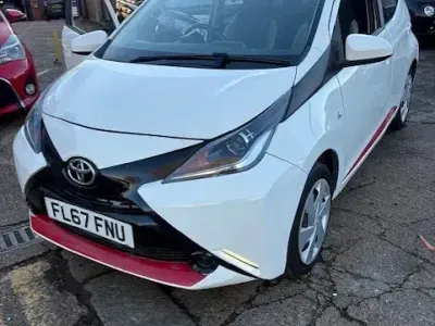 Gebraucht Toyota Aygo X-play 68 PS (50 kW) 2017 Weiß Kleinwagen