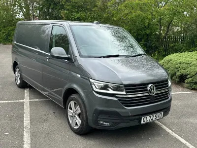 Begagnad VW Transporter Highline 204 HK (150 kW) 2023 Grå Van
