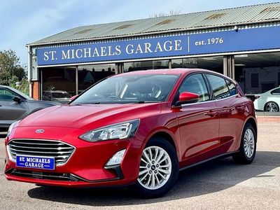 Begagnad Ford Focus Titanium 125 HK (91 kW) 2021 Röd Halvkombi