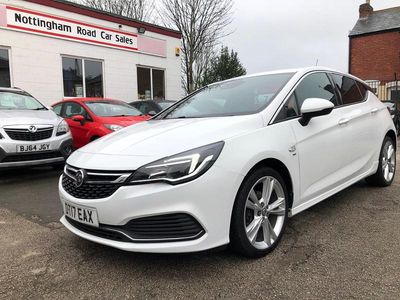 Used Vauxhall Astra SRi 150 HP (110 kW) 2017 White Hatchback