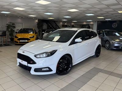 Used Ford Focus ST 250 HP (183 kW) 2016 White Hatchback