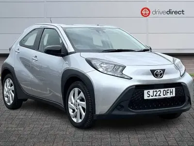 Usado Toyota Aygo X PURE 72 CV (52 kW) 2022 Plateado SUV