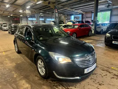 Used Vauxhall Insignia Design Edition 140 HP (102 kW) 2015 Green Estate