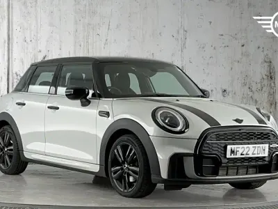 Usado Mini Cooper Hatch 134 CV (98 kW) 2022 Plateado Utilitario