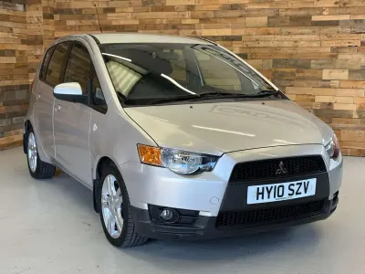 Begagnad Mitsubishi Colt 94 HK (69 kW) 2010 Silver Halvkombi