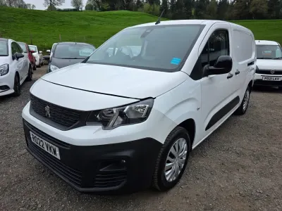 Gebraucht Peugeot Partner Premium 131 PS (96 kW) 2022 Weiß Van / Kleinbus