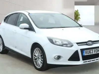 Begagnad Ford Focus Zetec 125 HK (91 kW) 2013 Vit Halvkombi