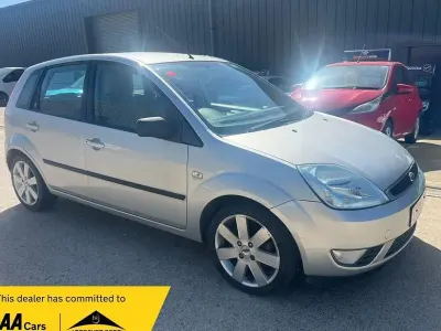 Second-hand Ford Fiesta Ghia 2005 Argintiu Hatchback