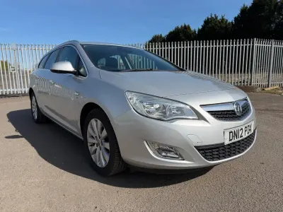 Usado Vauxhall Astra 2012 Plateado Familiar