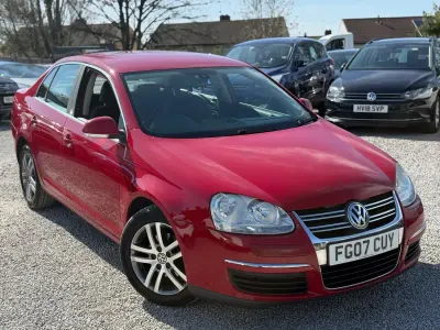 Second-hand VW Jetta SE 105 CP (77 kW) 2007 Roșu Berlinǎ