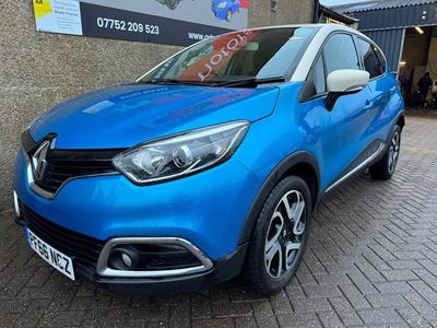 Used Renault Captur Dynamique 90 HP (66 kW) 2016 Blue/cream SUV