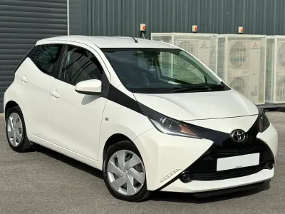 Used Toyota Aygo X-play 2014 White Hatchback
