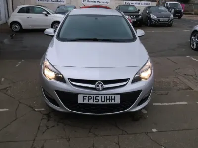 Używany Vauxhall Astra Design Edition 2015 Srebrny Hatchback