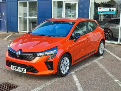 Used Renault Clio Evolution 140 HP (102 kW) 2025 Orange Hatchback