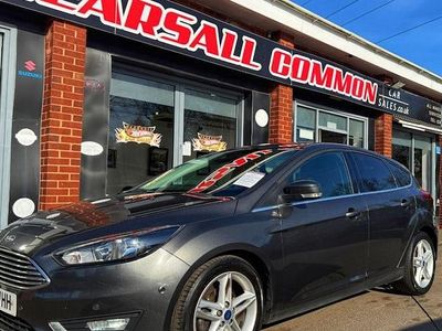 Usado Ford Focus Titanium 125 HP (91 kW) 2017 Cinzento Citadino