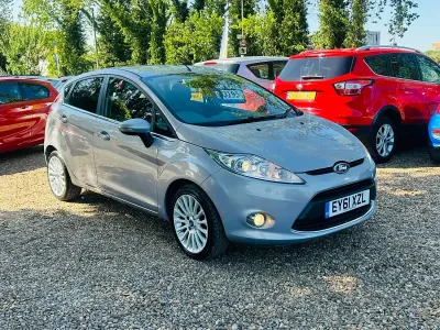 Usado Ford Fiesta Titanium 70 HP (51 kW) 2011 Prateado Citadino
