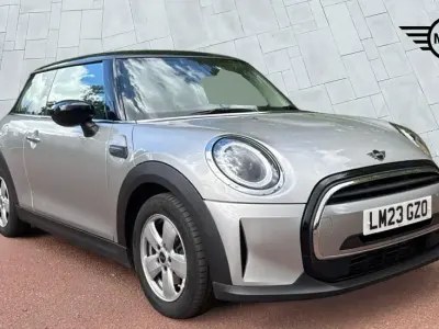 Usado Mini Cooper Classic 134 CV (98 kW) 2023 Plateado Utilitario