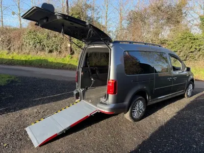 Usado VW Caddy Maxi Life 122 CV (89 kW) 2020 Gris Monovolumen