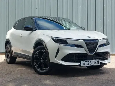 New Alfa Romeo GT Junior 136 HP (100 kW) 2026 Bicolour solid  sempione white with black roof Hatchback