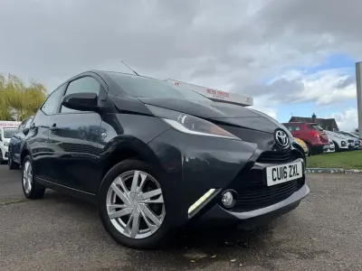 Usado Toyota Aygo x-press 69 HP (50 kW) 2016 Cinzento Citadino