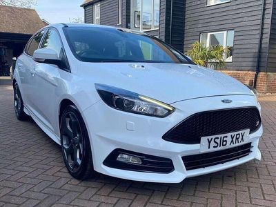 Begagnad Ford Focus ST 185 HK (136 kW) 2016 Vit Halvkombi