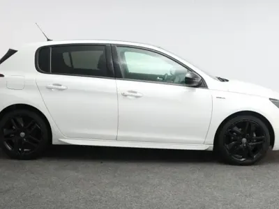 Usado Peugeot 308 GT-line 129 HP (94 kW) 2020 Branco Citadino