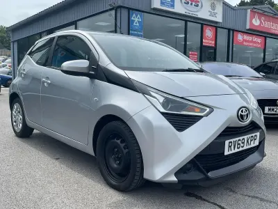 Used Toyota Aygo X-play 72 HP (52 kW) 2019 Silver Hatchback