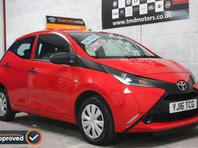 Usado Toyota Aygo 69 HP (50 kW) 2016 Vermelho Citadino