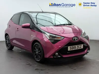 Usado Toyota Aygo X-cite 72 CV (52 kW) 2019 Púrpura Utilitario