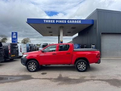 Used Toyota HiLux Active 150 HP (110 kW) 2019 Red Pickup