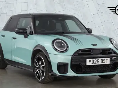Usado Mini Cooper Hatch 113 kW (154 CV) 2025 Verde Utilitario